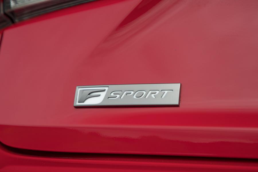 Логотип Lexus IS200t F-Sport 2016 года  (NA) (фото 10 из 27)